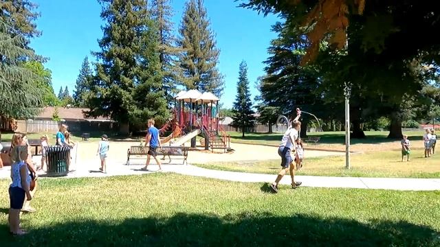 День рождения Захара в Америке / Дети идут в парк запускать ракету и играть в игры / Девять лет Зак смотреть онлайн