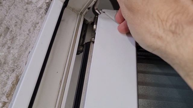 Дует из пластиковой балконной двери со стороны петель смотреть онлайн