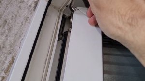 Дует из пластиковой балконной двери со стороны петель