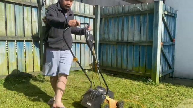 LAWN MOWING BACK GARDEN USING CHALLENGE EXTREME 1000W ROTARY LAWN MOWER ~ TIPS & REVIEW смотреть онлайн
