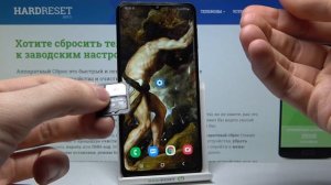 Установка SIM-карты и SD-карты памяти в Samsung Galaxy M32