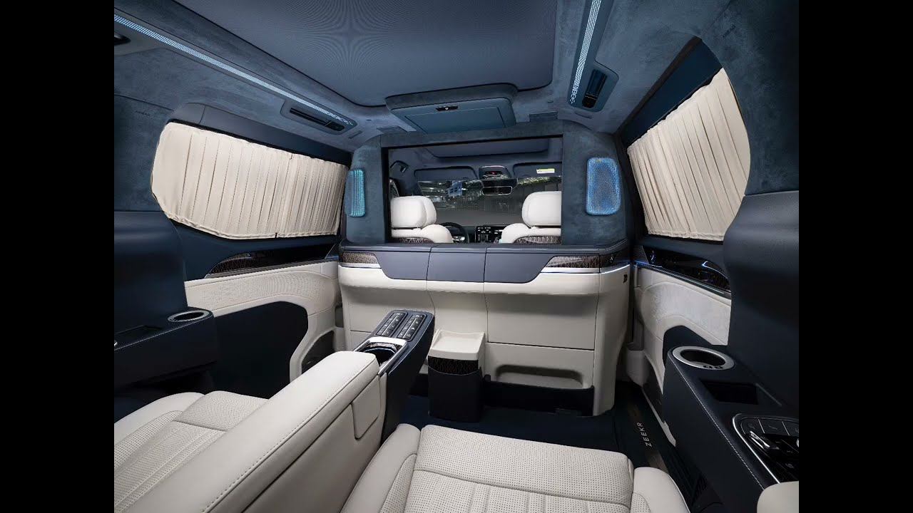 Zeekr 009 с перегородкой и телевизором бежево-синий