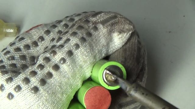 Как припаять провод к батарейке смотреть онлайн