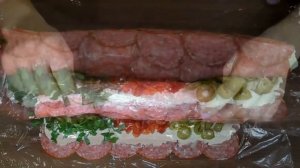 Быстрая закуска на праздничный стол. Рулетики из салями.
