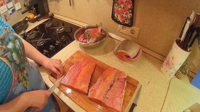 Разделка красной рыбы(горбуша, форель, семга) на суп, стейки и засолку смотреть онлайн