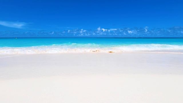 Perfect Beach Scene: 7 Hours of White Sand, Blue Water & Ocean Waves in 4K смотреть онлайн