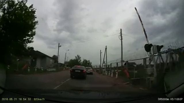 Судя по вмятинам на задней двери, он так всегда делает