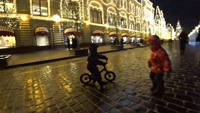 Москва Красная Площадь зимой На беговеле по Москве Дети на беговеле Kokua смотреть онлайн