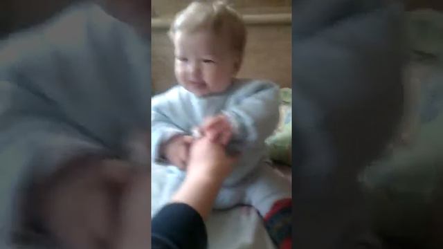 Super Sasha показывает язык и пытается сидеть) смотреть онлайн