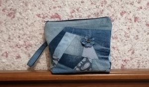 Косметичка из старых джинсов.