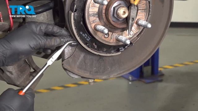 How to Replace Rear Parking Brake Shoes 2010-2016 Cadillac SRX смотреть онлайн