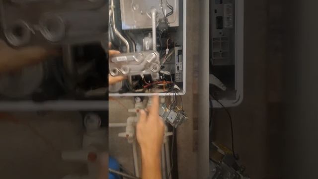 замена теплообменника Navien Deluxe C. полное видео в канале смотреть онлайн