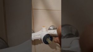 пластиковый смеситель , не откручивается гайка. расскажу как  её открутить .