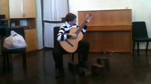 Паша играет на гитаре