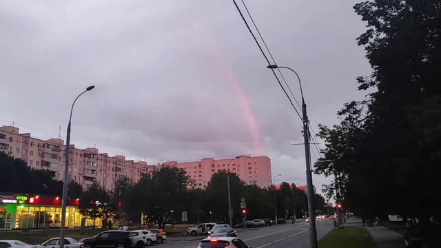 Красная радуга - видео без фильтров. 21.07.21. в Москве вечером. чудо !!! смотреть онлайн