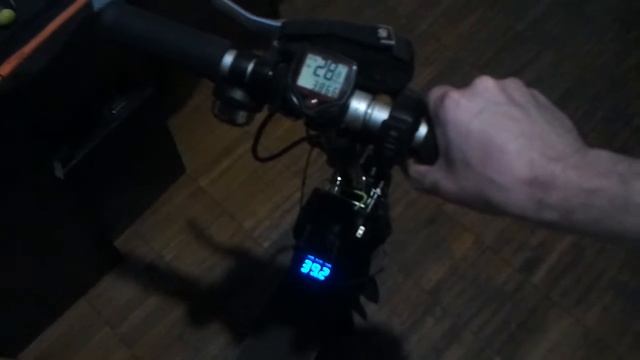 Испытание аккума на просадки при резком нажатии газа на весу без нагрузки смотреть онлайн