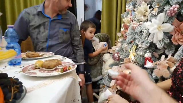 Вся семья за праздничным столом. смотреть онлайн