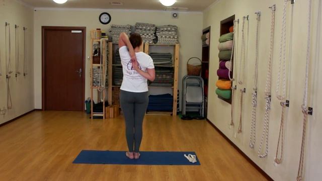 Йога для начинающих- Виктория Полякова. Гомукхасана. смотреть онлайн