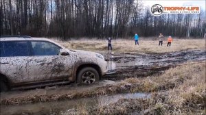 Внедорожники красиво едут по бездорожью через броды, по лужам и канавам оффроуд Трофи-лайф экстрим