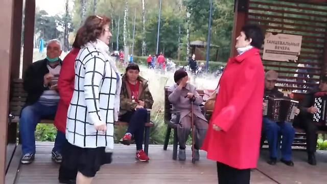 Парк Кузьминки танцы и песни под гармонь 04.10.2020 г смотреть онлайн