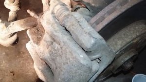 Как разобрать и отремонтировать тормозной суппорт мерседес W124 не откручивая тормозного шланга.