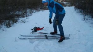 Как правильно одеть лыжи и палки.