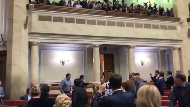 Сегодня в Киеве Нардеп Левченко бросил в Раде дымовую шашку смотреть онлайн
