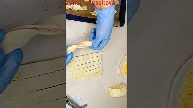 Қатпарлы қамырдан жасалынған сыр мен және сыр ,ветчинамен таяқша. Слоёные палочки с сыром ветчиной смотреть онлайн