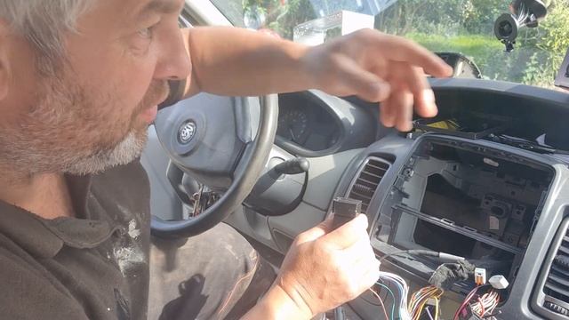 fitting a pioneer dmh-a240bt into a vauxhall vivaro renault trafic ?SORTED смотреть онлайн
