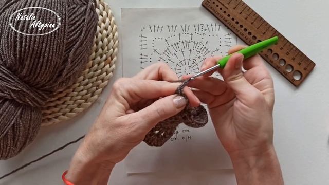 Красивый квадратный мотив вязаный крючком. Схема в видео смотреть онлайн