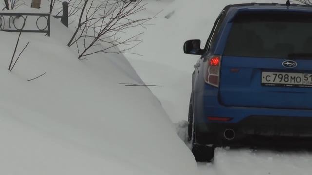 Mitsubishi L200 и Subaru Forester STI в сыром снегу смотреть онлайн