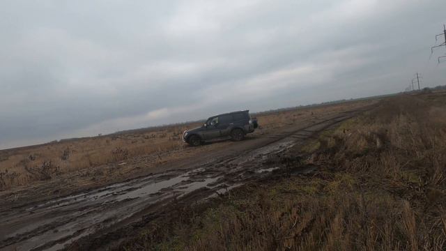 Цепи противоскольжения на Паджеро 4 3.0 V6 по полевым дорогам после дождя смотреть онлайн