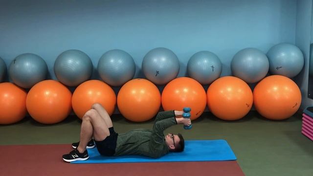 Французский жим лежа с гантелями. Тренировки дома. DoubleFit смотреть онлайн