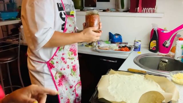 Вовчик стол «накрыл» пластилиновый? Олег готовит пиццу?, а я салатик? ммм вкусно??☺️ смотреть онлайн