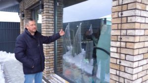 Тёплая беседка из стекла и камня с камином для большой семьи