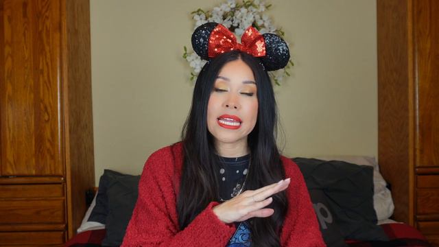 What You Should Bring To Disneyland- What's In My Bag Disneyland - What To Pack In A Disney Park Ba