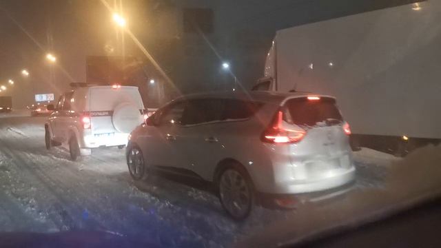 Снег только начался, а фура уже перегородила проезд на полдороги. смотреть онлайн