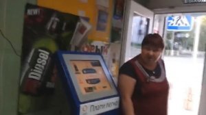 Мем "Выходи отсюда" с женщиной в магазине