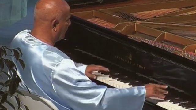 Sri Chinmoy plays the piano | Budapest 2004 смотреть онлайн
