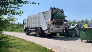 Мусоровоз с задней загрузкой, загружает 10 мусорных баков!