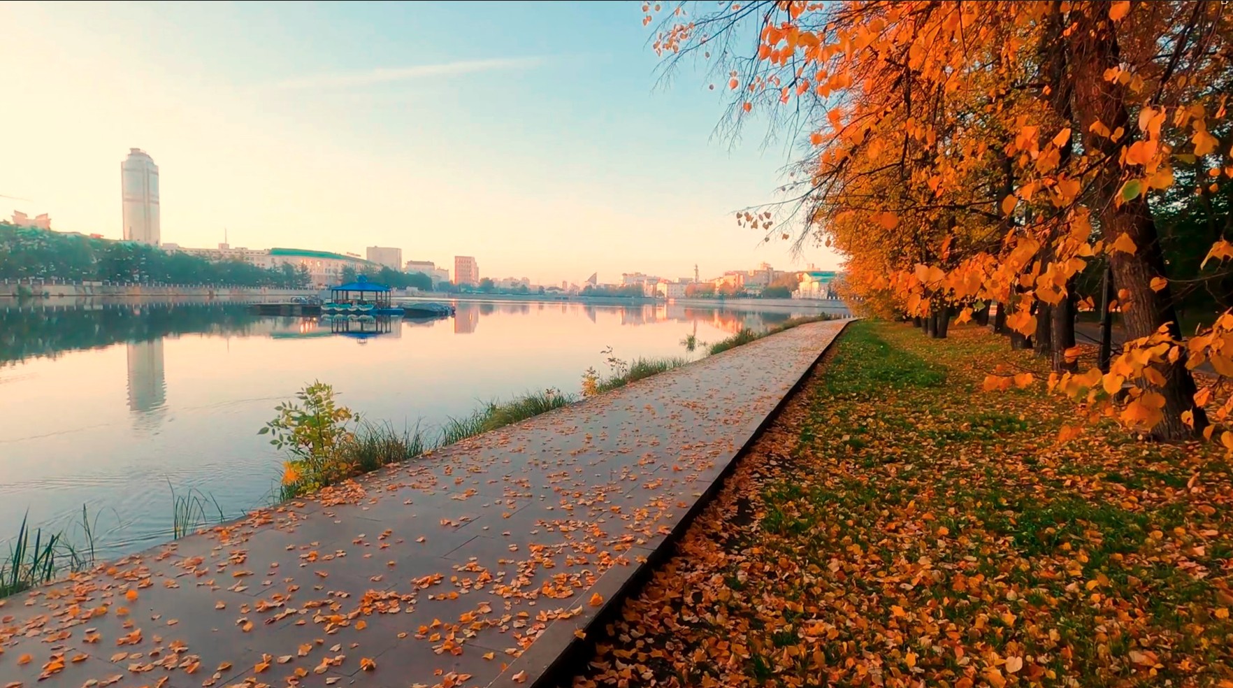 Джиг и отводной поводок на хищника на городском пруду в сентябре, рыбалка на спиннинг смотреть онлайн