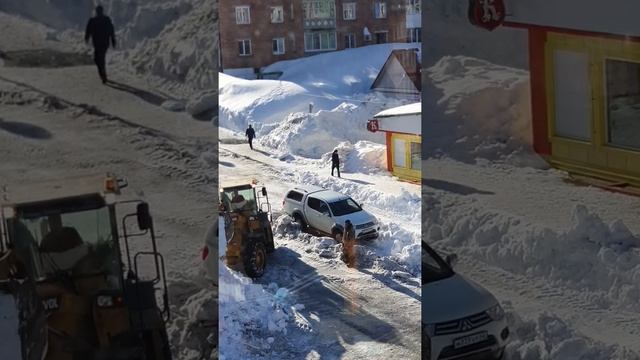 Уборка снега с дорог Шерегеша