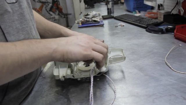 Порвался шнур стартера. Замена веревки стартера бензопилы. Ремонт стартера. смотреть онлайн