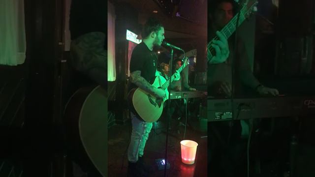 Erik Kris - Man Down смотреть онлайн