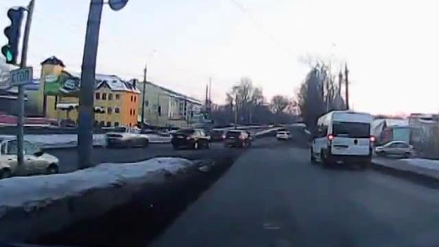 Водитель брянской маршрутки едет на красный свет смотреть онлайн