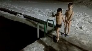 Колян и Саня купаются в проруби