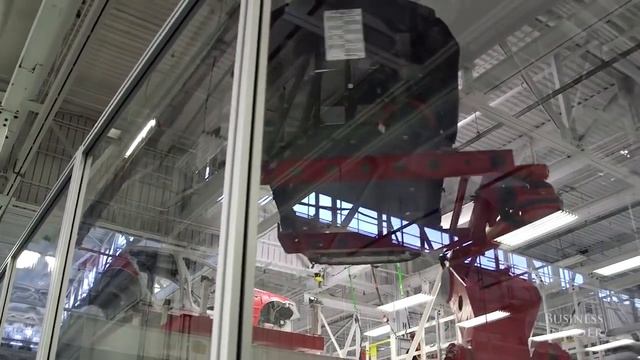 Роботы на заводе Tesla смотреть онлайн