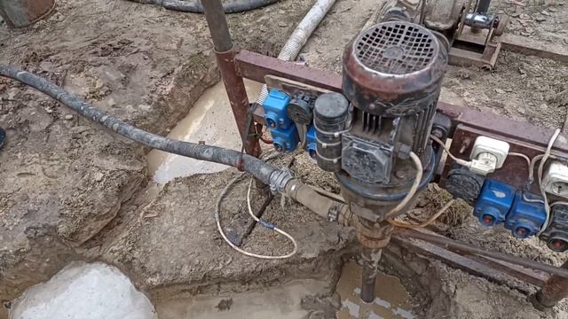 Пробурили скважину под ручной насос гидробурением под 125 трубу. смотреть онлайн