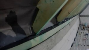 62.  Заделываю проем между крышей и стеной.