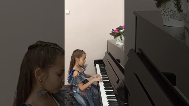 Ж. Миньюр "Вальс для бабушки", исп. Догова Мария, 8 лет смотреть онлайн